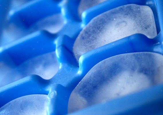 Hvordan fjerne tyggegummi fra tepper (ice cube metode). Fyll en isbit brett med vann og legg den i fryseren i et par timer.