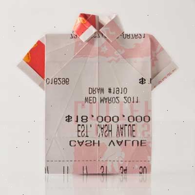 Hvordan å lage en skjorte av en dollarseddel. Nå bretter dollarseddel i to som en hot dog bun (Husk at bildet av george er på innsiden).