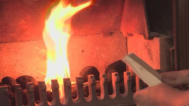 Hvordan tenne et kull brann i en rist. Tøm ut asken og cinders fra den siste brannen, og etterlater et lett lag av aske på risten.