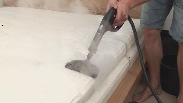 Hvordan å rengjøre en madrass. Prøv å bruke en møbeltrekk renere.