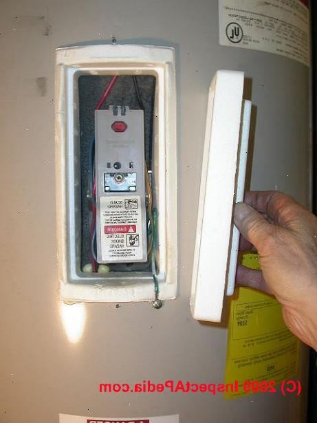 Hvordan å reparere en elektrisk varmtvannsbereder. Sjekk elektriske panelet for å være sikker på at sikringen er i "på"-posisjon (ikke i utløst eller av) eller sikringer (hvis det brukes) er installert ordentlig og ikke "blåst".