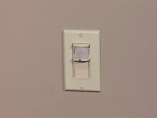 Hvordan installere billige bevegelsessensor belysning innendørs. Slå av strøm til lampen (e) blir erstattet.
