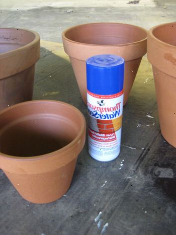 Hvordan å male nye terrakotta potter. Skrubb en ny terrakotta potten.