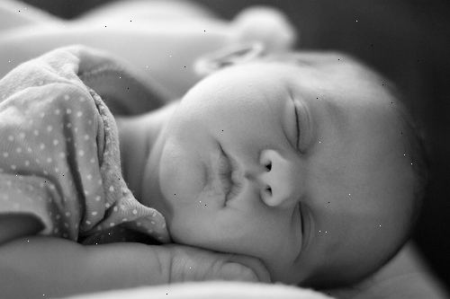 Hvordan søke baby whisperer søvn metode. Lytt og se på bevegelser, lyder, skrik, rop eller andre vokaliseringer babyen gjør.