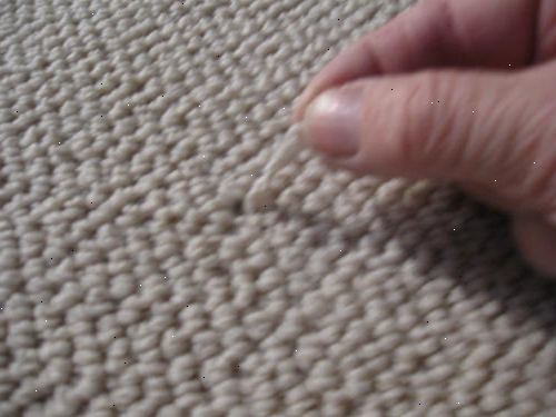 Hvordan å reparere en ulempe i berber teppe. Plasser en strikkepinne, skrutrekker, eller andre lange, tynne verktøy gjennom karret løkken på teppet.