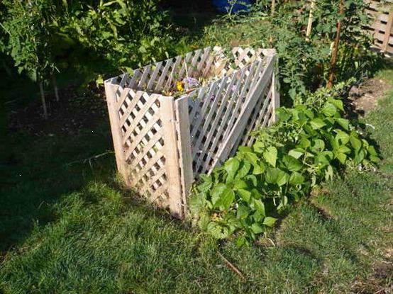 Hvordan bygge en seder gitter kompost bin. Kjøp en 4-by-8-panelet i ekstra tykt sedertre gitter.