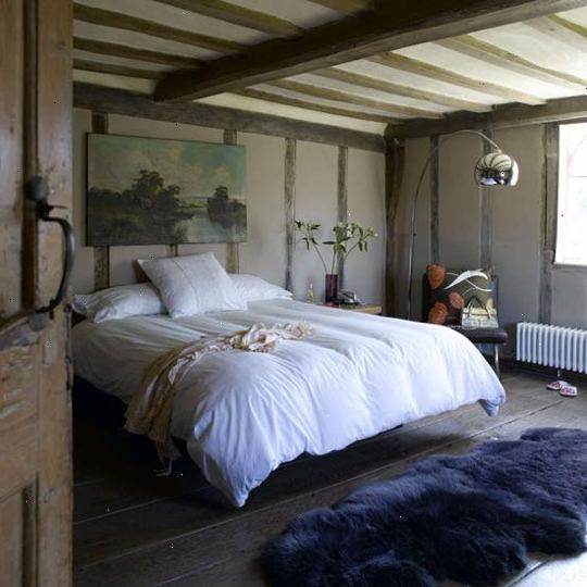 Hvordan gjøre soverommet ser koselig. Legg en komfortabel seng med ark som samsvarer med maling.