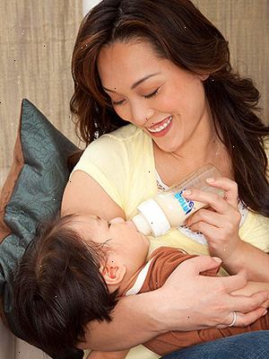 Hvordan å flaske sykepleier en baby. Til tross for utbredte holdninger i dag, er det ingen skam i flaske-sykepleie.