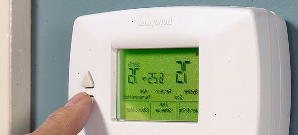 Hvordan installere en programmerbar termostat. Slå av all strøm på viktigste elektriske panelet.