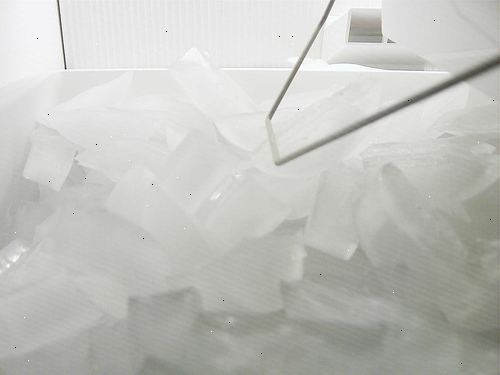 Hvordan å reparere en tett ismaskin. Slå av vannet, koble kjøleskapet og trekk den bort fra veggen.
