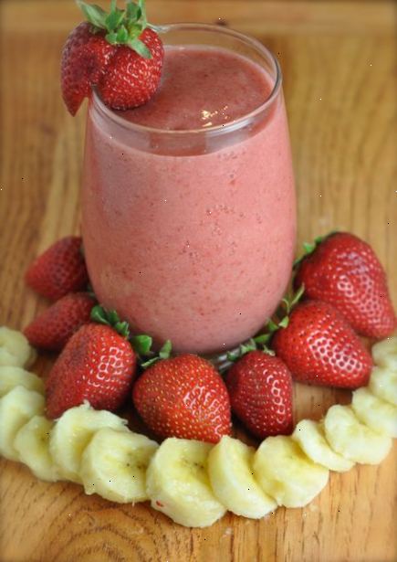 Hvordan å lage en jordbær banan smoothie. Sette koppene i kjøleskapet for å holde dem fint og kjølig før du drikker smoothie.