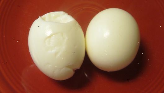 Hvordan skrelle en vanskelig hardkokt egg. Sett hardkokt egg i mikrobølgeovnen.