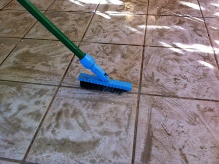 Hvordan å rengjøre fliser på gulv. Fei eller støvsug gulvet daglig.