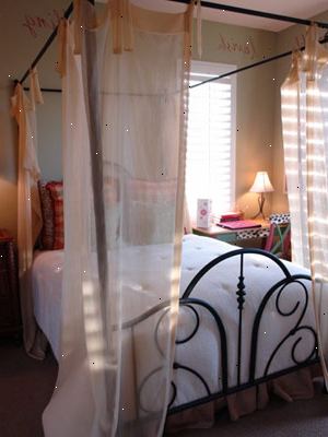 Hvordan gjøre om soverommet ditt uten maling. Rydd opp rommet ditt før du begynner.