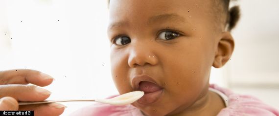 Hvordan å mate en baby eller spedbarn fast føde. Starte når babyen er klar.