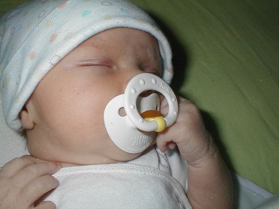 Hvordan få en baby til å ta en smokk i stedet for tommelen suger. Sakte innføre en smokk for å se hvordan babyen reagerer.