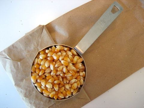 Hvordan lage popcorn. Kjøp noen brune papirposer (lunsj poser), men sørg for at pakken er merket som mikrobølgeovn-safe.