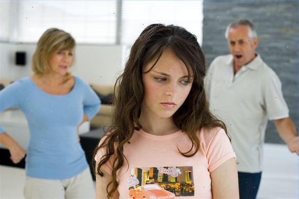 Hvordan hjelpe din datter komme over et dårlig breakup. Oppdag årsaken til bruddet.