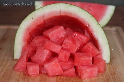 Hvordan å kutte en vannmelon. Vask skall av en vannmelon med vanlig såpe eller med en frukt vask.