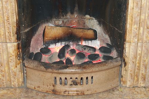 Hvordan bygge en innbydende kull brann. Sørg for at noen tidligere brannen er slukket og alle glør er kalde.