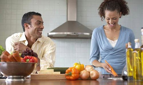 Hvordan få mannen din til å gjøre mer matlaging. Se konkurransedyktige eller profesjonell matlaging viser sammen.