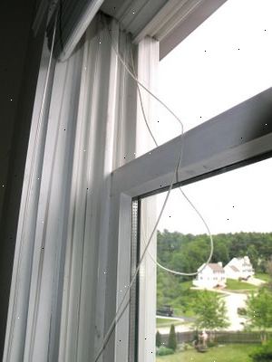 Hvordan bytte sash ledninger på hang vinduer. Les gjennom disse instruksjonene i forveien slik at du ikke sitter fast forlate et vindu åpent når du går ut for et verktøy eller deler.