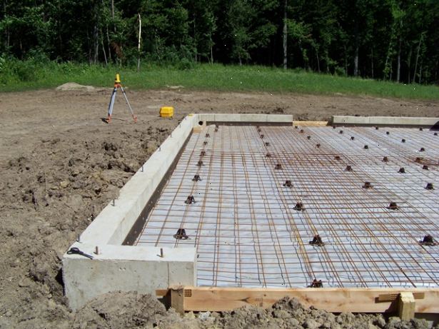 Hvordan å helle et betongfundament. Bestem om din foundation vil være grunt eller dypt.