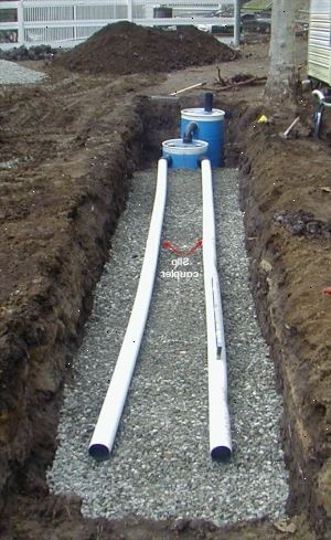 Hvordan konstruere en liten septiktank. Grave en grøft fire meter bred, 26 meter lang og 3 meter dyp.