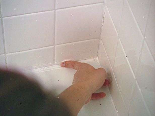 Hvordan caulk et badekar. Undersøke leddet mellom badekaret og veggen.