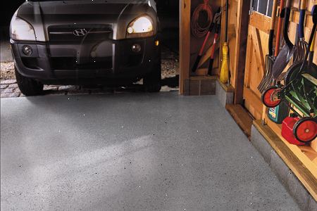 Hvordan å sette en epoxy belegg på en garasje gulv. Velg produktet du vil bruke til å belegge din garasje gulvet.