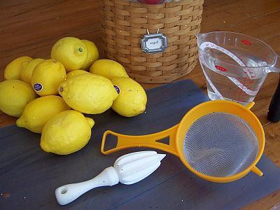 Hvordan lage lemonade. Ta og klem tre sitroner for 1/2 kopp sitronsaft.