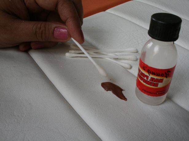 Hvordan fjerne neglelakk fra lær. Skrap den våte neglelakk ut av skinn hvis du oppdager utslippet så snart det skjer.