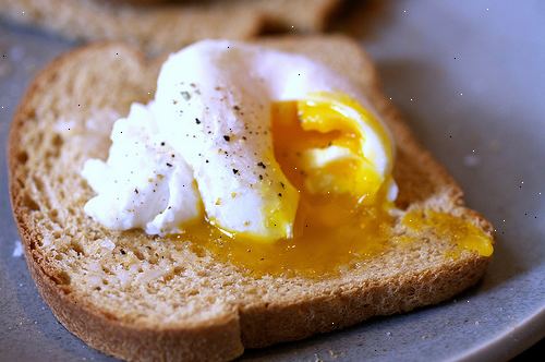 Hvordan posjere et egg. Få alt klart før du starter matlagingen posjert egg.