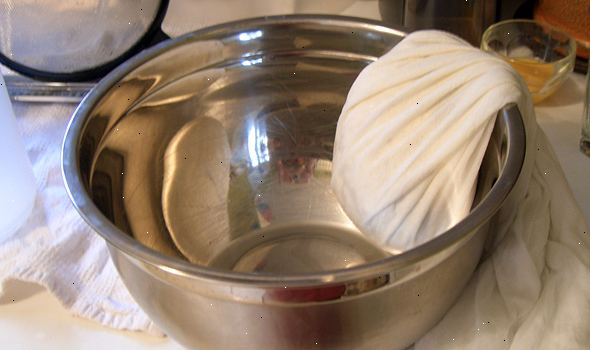 Hvordan lage ricotta ost. Lagre mysen fra å lage ost i et ikke-reaktivt potten.