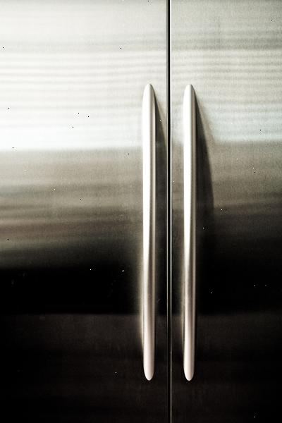 Hvordan fjerne en ripe av rustfritt stål kjøleskapdøren. Bruk olje til mette scratch.