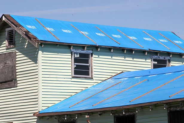 Hvordan tarp et tak. Identifiser den skadede delen av taket.