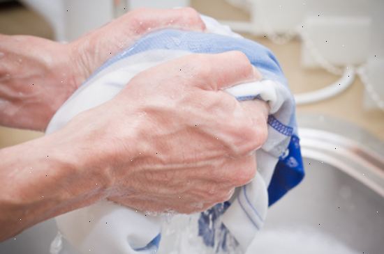 Hvordan å vaske klær for hånd. Endring i klær du ikke tankene å få såpevann på, og forkle.