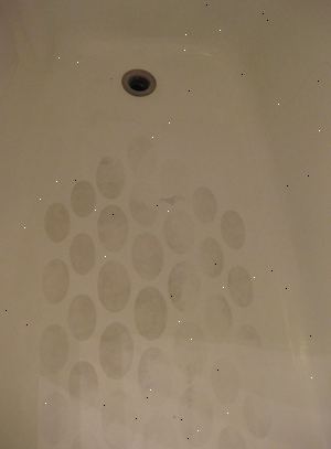 Hvordan rengjøre vanskelige flekker fra et badekar. Vit hva karet er laget av.