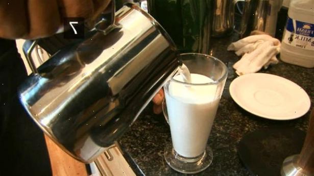 Hvordan lage en latte. Varm opp koppen du kommer til å helle latte inn.