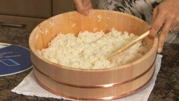Hvordan lage sushi ris. Neste, skyll og suge ris.