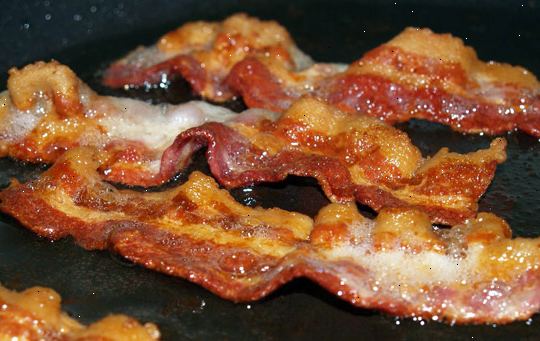 Hvordan koke bacon. Stek bacon på pannen.
