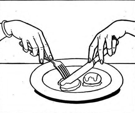 Hvordan bruke en gaffel og kniv riktig. Til å begynne med, er det gaffel på venstre side av platen og kniven er på høyre side.