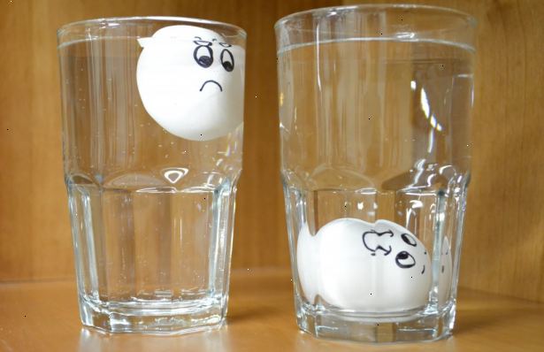 Hvordan å fortelle om et egg er dårlig. Plasser egget i en bolle med kaldt vann.