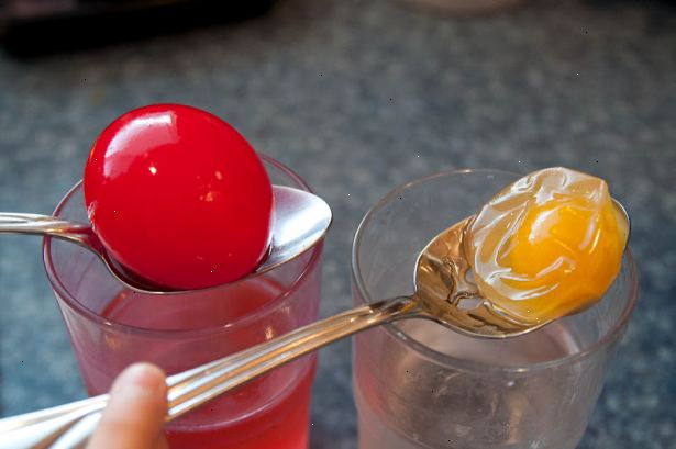 Hvordan lage en naken egg. Plasser egg i et høyt glass, krukke, eller en plastkopp og fyll glasset med eddik, senke egget.