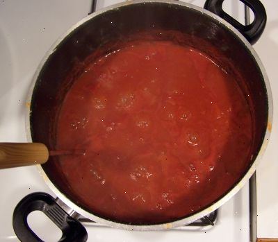 Hvordan lage hjemmelaget spaghetti saus. Tilsett urter og krydder.