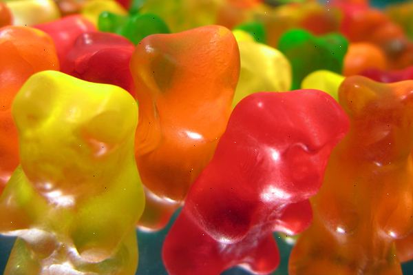 Hvordan lage gummy bjørner. Sakte legge til gelatin, kool-aid, og Jell-o til 1/2 av en kopp vann.