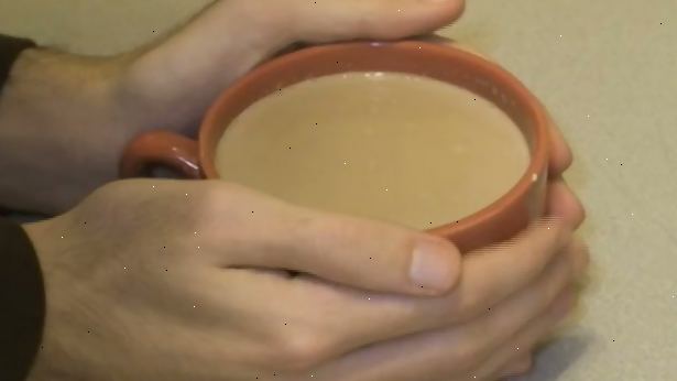 Hvordan lage varm sjokolade mix fra ren kakao. Sett en spiseskje sukker i krus.