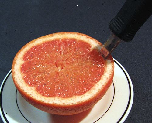 Hvordan spise en grapefrukt. Vent til du er i humør til å spise grapefrukt.