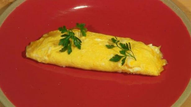 Hvordan koke en omelett. Samle 2-5 egg, avhengig av hvor mye du ønsker å spise.