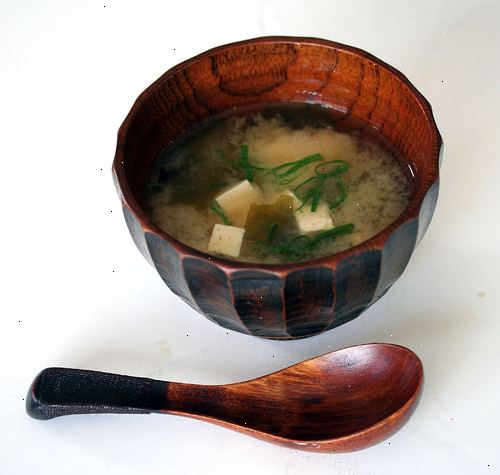 Hvordan lage miso suppe. Smelt miso ved å sette den i en kopp, og hell litt av dashi på den for å smelte det ned.